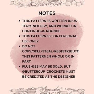 Pu&ograve; includere: Un'illustrazione digitale di una panetteria con una variet&agrave; di prodotti da forno, tra cui pane, panini e pasticcini. L'immagine include il testo "NOTES" e un elenco di istruzioni per l'utilizzo del modello. Il testo in fondo all'immagine recita "@BUTTERCUP_CROCHETS ALL RIGHTS RESERVED 2".