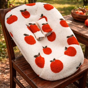 La funda de peluche se adapta a la trona Stokke Tripptrapp Newborn con alegres manzanas. imagen 1