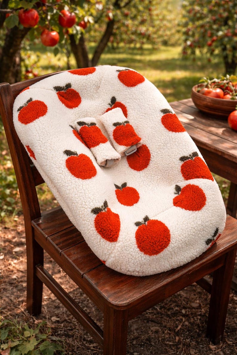 La funda de peluche se adapta a la trona Stokke Tripptrapp Newborn con alegres manzanas. imagen 1