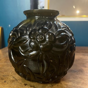 Jarrón de bolas Art Déco en vidrio prensado moldeado verde, decoración de follaje floral