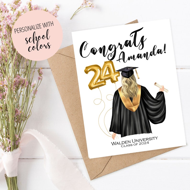 Puede incluir: Tarjeta de graduaci&oacute;n con un globo n&uacute;mero 24 dorado, una mujer con una toga de graduaci&oacute;n negra y un gorro, y el texto "Congrats Amanda!" y "Walden University Class of 2024".