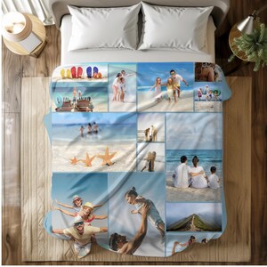 Op de afbeelding: Een lichtblauwe en witte deken met strandthema met een collage van familievakantiefoto's. De deken toont verschillende strandsc&egrave;nes, waaronder gezinnen, zeesterren en kleurrijke slippers, waardoor een persoonlijk ontwerp ontstaat.