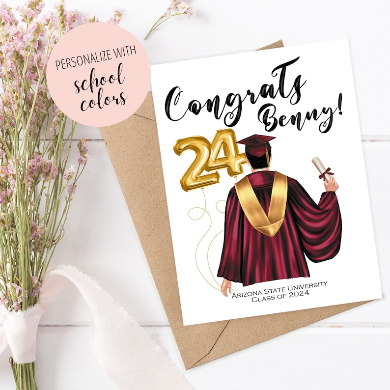 Puede incluir: Una tarjeta de graduaci&oacute;n con una toga de graduaci&oacute;n granate y dorada, un globo dorado n&uacute;mero 24 y el texto "Congrats Benny!" y "Arizona State University Class of 2024".