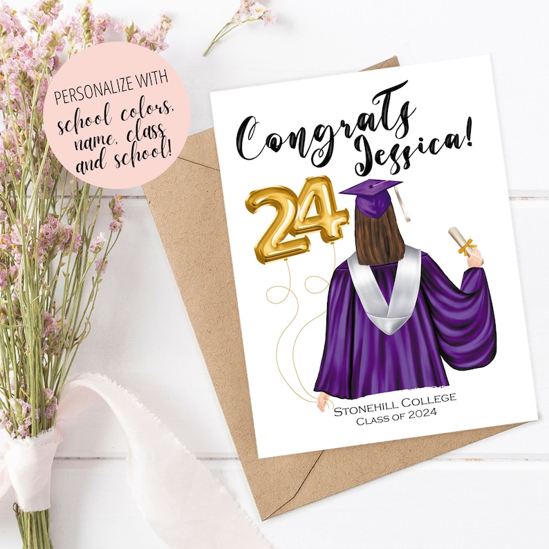Puede incluir: Tarjeta de graduaci&oacute;n con una t&uacute;nica morada, un globo dorado n&uacute;mero 24 y el texto "Congrats Jessica!" y "Stonehill College Class of 2024".