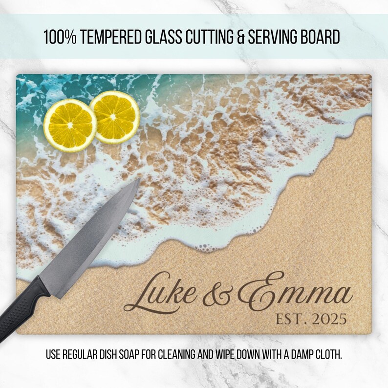 K&ouml;nnte beinhalten: Ein temperiertes Glas-Schneidebrett mit einer Strandszene mit blauem Wasser, wei&szlig;en Wellen und gelben Zitronen. Das Brett ist personalisiert mit dem Text "Luke & Emma EST. 2025".