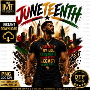 Op de afbeelding: Een zwart t-shirt met de tekst BUILT BY US. STRENGTH IN OUR BLOOD. LEGACY IN OUR SOUL. in rood, groen en geel. Het ontwerp bevat een stadsgezicht op de achtergrond, gebroken kettingen en het woord JUNETEENTH in rood, zwart en groen.