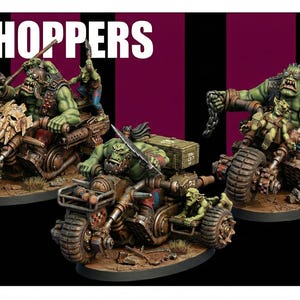 Könnte beinhalten: Drei Miniaturfiguren von grün-häutigen Orks, die auf maßgefertigten Motorrädern fahren. Die Motorräder sind braun und rostig, mit großen Reifen und verschiedenen Waffen. Das Wort "CHOPPERS" steht weiß oben im Bild.