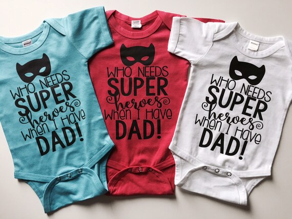 ¿ Quién necesita superhéroe tienen mi papá Alimentación Del Bebé Babero De Regalo Un Tamaño