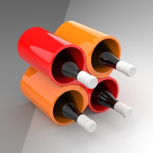 Puede incluir: Un moderno estante para vino hecho de tubos cilíndricos naranja y rojo. El estante tiene capacidad para seis botellas de vino.