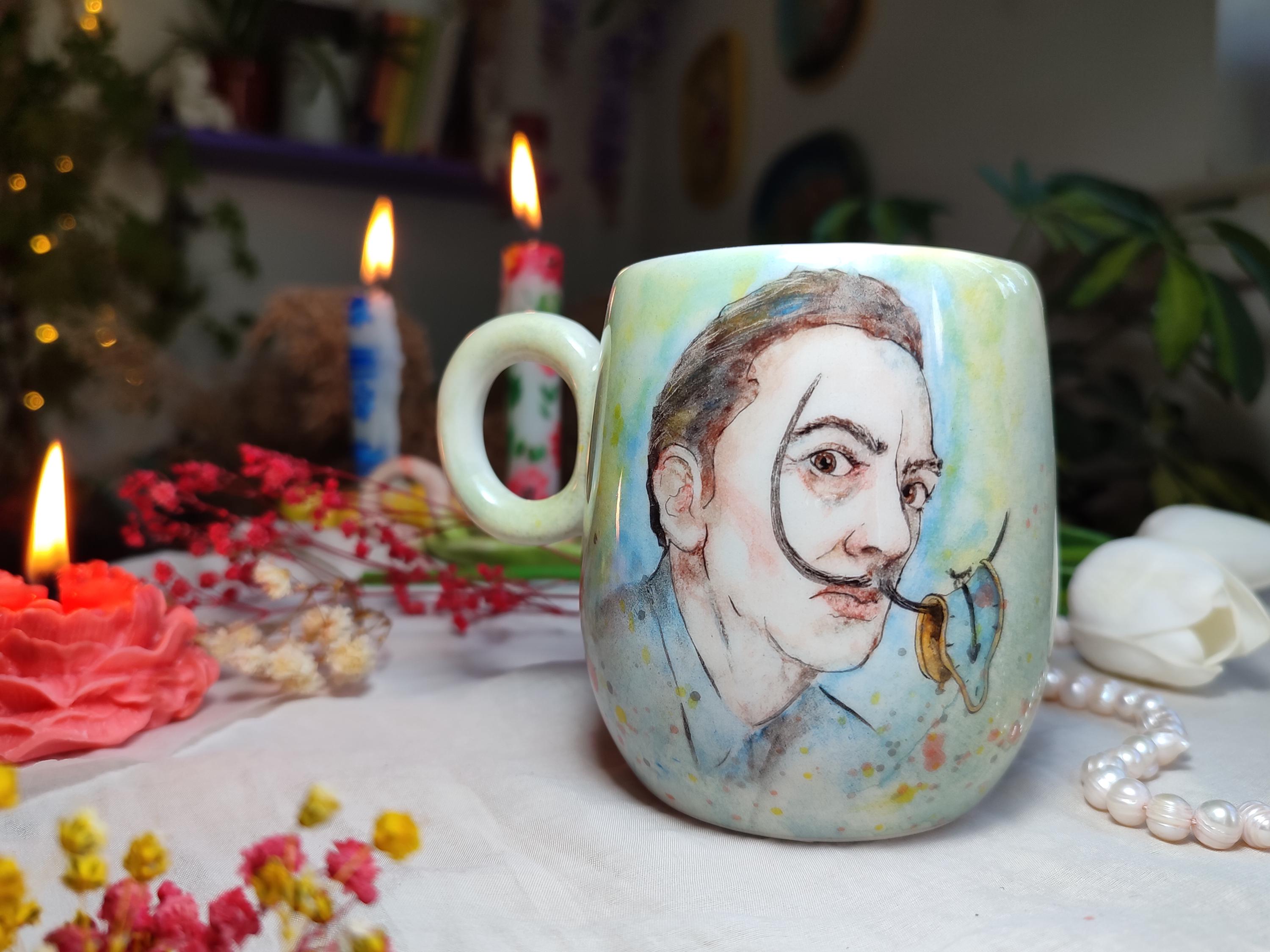 手描き陶器マグカップ – サルバドール・ダリの肖像画、シュル 
