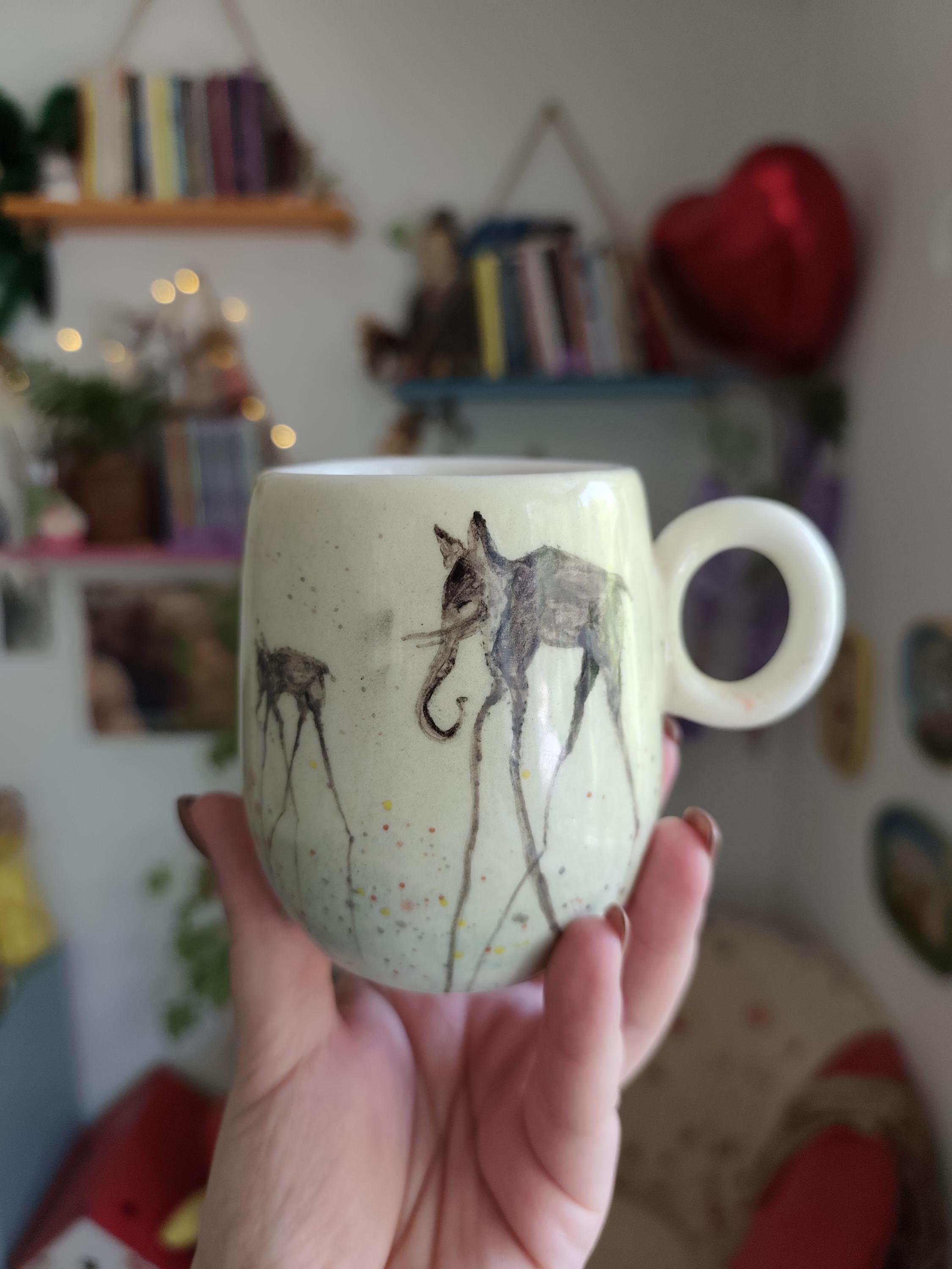 手描き陶器マグカップ – サルバドール・ダリの肖像画、シュル 