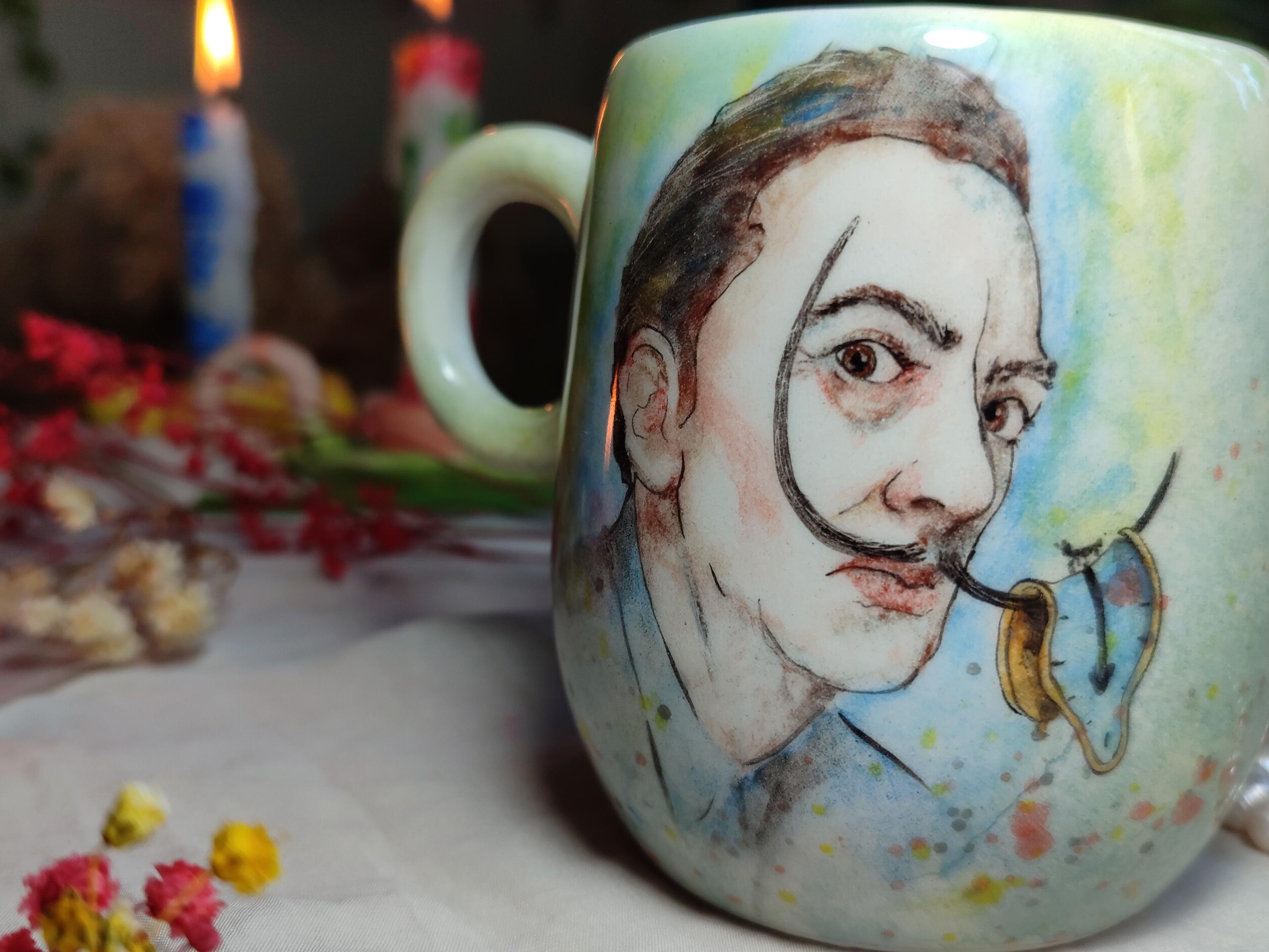 手描き陶器マグカップ – サルバドール・ダリの肖像画、シュル 