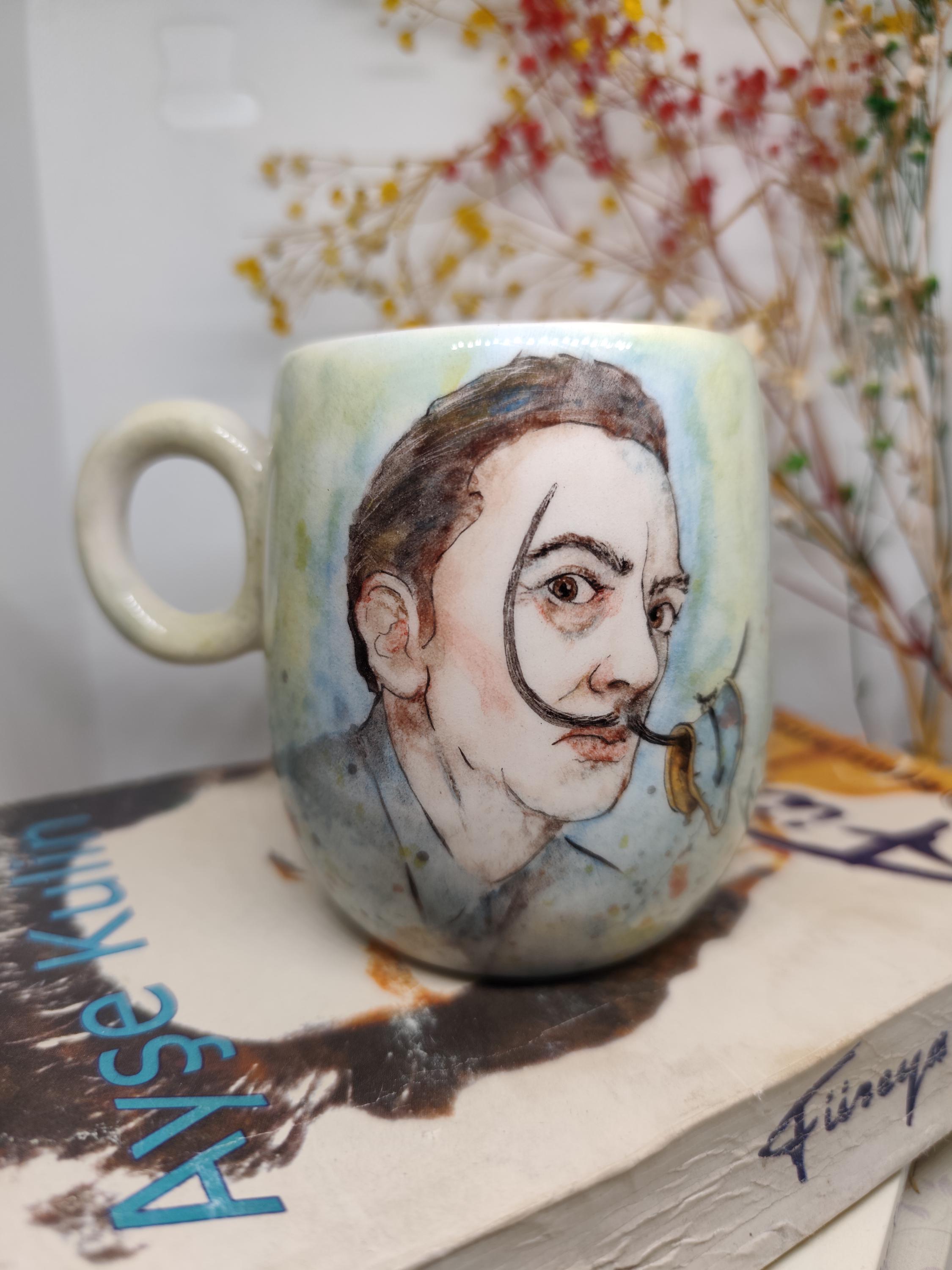 手描き陶器マグカップ – サルバドール・ダリの肖像画、シュル 