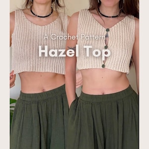 Może przedstawiać: Prezentowany jest wzór na szydełkowy top Hazel. Obraz przedstawia kremowy, bezrękawnikowy, krótki top z dekoltem w serek i zapięciem na guziki. Modelka ma na sobie top z oliwkowymi spodniami. Widoczny jest tekst "A Crochet Pattern Hazel Top".