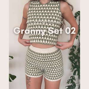 Könnte beinhalten: Gehäkeltes Granny Set 02, bestehend aus einem ärmellosen Oberteil und Shorts. Das Set hat ein grün-weißes Karomuster. Der Text "A Crochet Pattern" und "CROCHET - by anahid -" sind ebenfalls zu sehen.