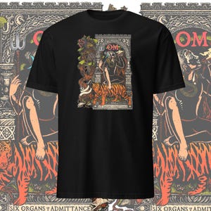Op de afbeelding: Zwart T-shirt met een grafische print van een persoon die op een tijger zit. De afbeelding bevat het woord "OM" en de tekst "Six Organs of Admittance".
