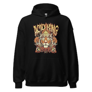 以下が含まれることがあります： 黄色の文字で「Acid King」と書いてある、ライオンの頭が描かれた黒いフード付きスウェットシャツです。
