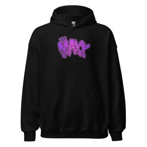 Op de afbeelding: Zwart hoodie met een paarse en roze gradiënt grafische afbeelding met de tekst "The Max" in een gestileerd lettertype.