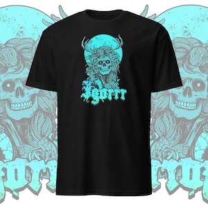 Może przedstawiać: Czarny T-shirt z niebiesko-zielonym nadrukiem graficznym czaszki z rogami i kwiatami. Tekst "SCORPI" jest nadrukowany pod czaszką.