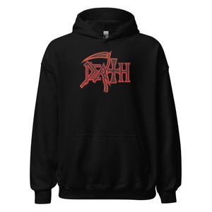 Pode incluir: Camisola de moletom com capuz preta com um gráfico vermelho e preto de uma foice e a palavra "DEATH" na frente.