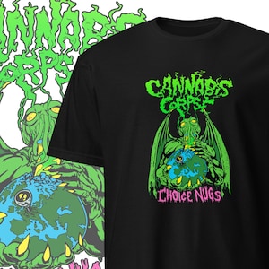 Pode incluir: Camiseta preta com um gráfico verde e rosa de um monstro segurando um globo com o texto "Cannabis Corpse" e "Choice Nugs".