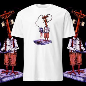Op de afbeelding: Wit t-shirt met een surrealistische illustratie. Het ontwerp toont een figuur met een telefoonpaalkop, die een vogel vasthoudt met druipend bloed. De figuur staat op een platform met de tekst "Venetian Snares".