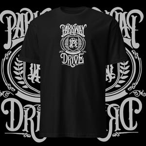 Può includere: Maglietta nera con una grafica bianca del logo della band Parkway Drive. Il logo presenta uno stemma con una corona di alloro e il nome della band.