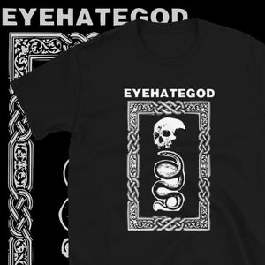 Op de afbeelding: Zwart T-shirt met een witte afbeelding van een schedel en een slang in een decoratief kader. De tekst "EYEHATEGOD" is boven de afbeelding gedrukt.