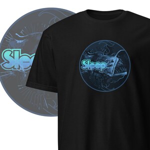 Puede incluir: Camiseta negra con un gráfico azul y verde de un pez con la palabra "Sleep" en un degradado azul y verde.