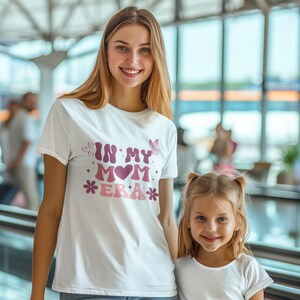 Na era da minha mãe PNG SVG JPG Pdf Download digital fofo para camisetas, canecas, cartões, velas, bolsas, presentes, clipart da era da maternidade, presente de dia das mães