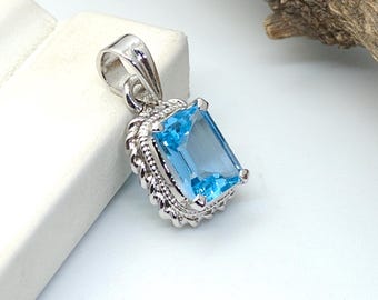 Ciondolo con topazio blu svizzero in argento sterling 92,5