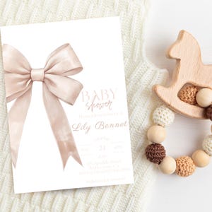 Beige Schleife Babyparty Einladung Vorlage zum ausdrucken, Gender Neutral, Beige Kokette Babyparty einladen, bearbeitbare Vorlage, druckbare einladen