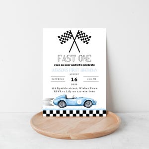 Convite de aniversário editável Fast ONE, convite de aniversário de 1º aniversário de carro de corrida, carro de corrida vintage, convite editável e para impressão de carro de corrida azul