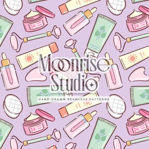 Puede incluir: Patrón sin costuras con productos para el cuidado de la piel dibujados a mano sobre un fondo lila. El diseño incluye tarros de crema, botellas de suero, rodillos faciales y tubos de loción. El texto "Moonrise Studio" está en el centro.