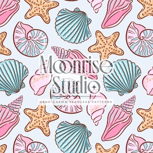 Op de afbeelding: Een naadloos patroon met handgetekende illustraties van schelpen en zeesterren in roze, blauw en bruin op een lichtblauwe achtergrond. De tekst "Moonrise Studio" en "Hand-Drawn Seamless Patterns" zijn ook zichtbaar.