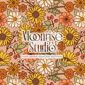 Op de afbeelding: Een naadloos bloemenpatroon met zonnebloemen, madeliefjes en andere bloemen in geel, oranje en crème, met groene bladeren en rode bessen, tegen een perzikachtergrond. De tekst "Moonrise Studio" en "HAND-DRAWN SEAMLESS PATTERNS" zijn zichtbaar.