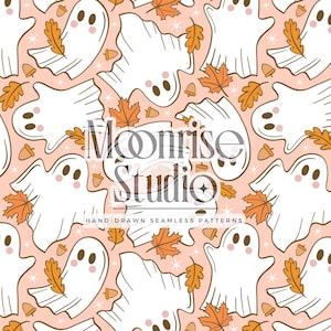 Puede incluir: Patrón sin costuras con fantasmas blancos de dibujos animados con ojos marrones y rubor, intercalados con hojas de otoño y bellotas naranjas sobre un fondo rosa claro. El texto "Moonrise Studio" es visible.