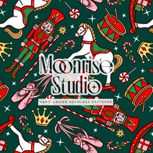 Op de afbeelding: Naadloos patroon met kerstillustraties. Het ontwerp bevat notenkrakers, schommelpaarden, balletschoenen, drums, zuurstokken en kronen in rood, groen, roze en goud op een donkergroene achtergrond. De tekst "Moonrise Studio" is over het ontwerp geplaatst.