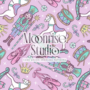Puede incluir: Patrón sin costuras con ilustraciones de un cascanueces, caballos de juguete, zapatillas de ballet, tambores, bastones de caramelo, coronas y piruletas en tonos rosa, azul y blanco. El texto "Moonrise Studio" se muestra en el centro.