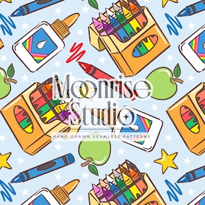 Puede incluir: Patrón sin costuras con útiles escolares sobre fondo azul claro. El diseño incluye cajas de crayones, botellas de pegamento, manzanas, estrellas y garabatos. También se ve el texto "Moonrise Studio" y "HAND-DRAWN SEAMLESS PATTERNS".