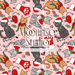 Peut inclure: Un motif répétitif sur fond rose clair représentant des chats de dessin animé portant des bonnets de Noël et des couronnes vertes avec des nœuds rouges, des chaussettes en forme de patte, des poissons verts et des guirlandes lumineuses.