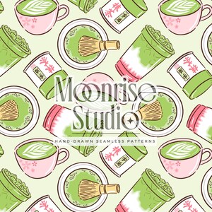 Könnte beinhalten: Ein nahtloses Muster mit Matcha-Tee-Elementen. Das Design umfasst rosa Teetassen mit floralen Akzenten, Matcha Lattes, Matcha-Pulver-Dosen und Matcha-Besen, alles in Grün-, Rosa- und Weißtönen. Der Text "Monrise Studio" ist ebenfalls sichtbar.