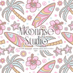 Op de afbeelding: Naadloos patroon met surfplanken, palmbomen, hibiscusbloemen, sterren en vredestekens in pastelkleuren. Het patroon bevat de tekst "Moonrise Studio" en "Hand-Drawn Seamless Patterns".