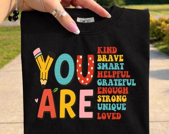 Lärarbekräftelse PNG, positiva affirmationer PNG, tillbaka till skolan-lärare PNG, inspirerande citat PNG, retro lärarskjortadesign