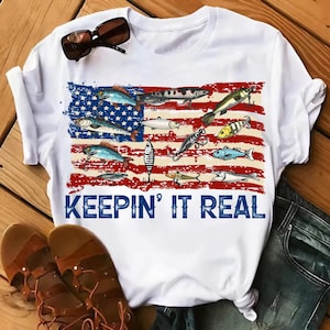 Amerikaanse vlag vissen, png PNGEgg | Keepin' It Real-sublimatie | Shirtontwerp patriottische visser | Clipart vissen kunstaas VS voor 4 juli