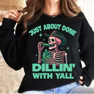 Dillin' With Y'all PNG, divertente design di sottaceti da cowboy scheletro