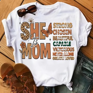 Maman chrétienne PNG | T-shirt Elle est maman | Sublimation religieuse de papillon léopard pour la fête des mères