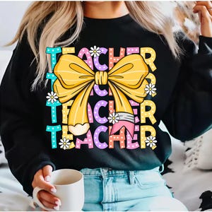 Leuke lerarenstrik, png, kleurrijk shirtontwerp voor leraar, clipart van madeliefje voor school