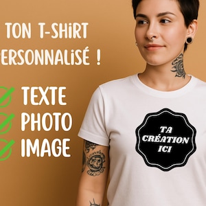 May include: White t-shirt with a black and white design. The shirt has the text "TA CRÉATION ICI" in a black, scalloped-edged circle. The shirt also has the text "TON T-SHIRT PERSONNALISÉ !" and the words "TEXTE", "PHOTO", and "IMAGE" with checkmarks.