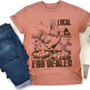 Marchand d'oeufs local drôle de poulet PNG, chemise rétro png Pâques à la mode poulet ferme ferme png conceptions de fille chemise cadeau chemises cartes tasses fourre-tout
